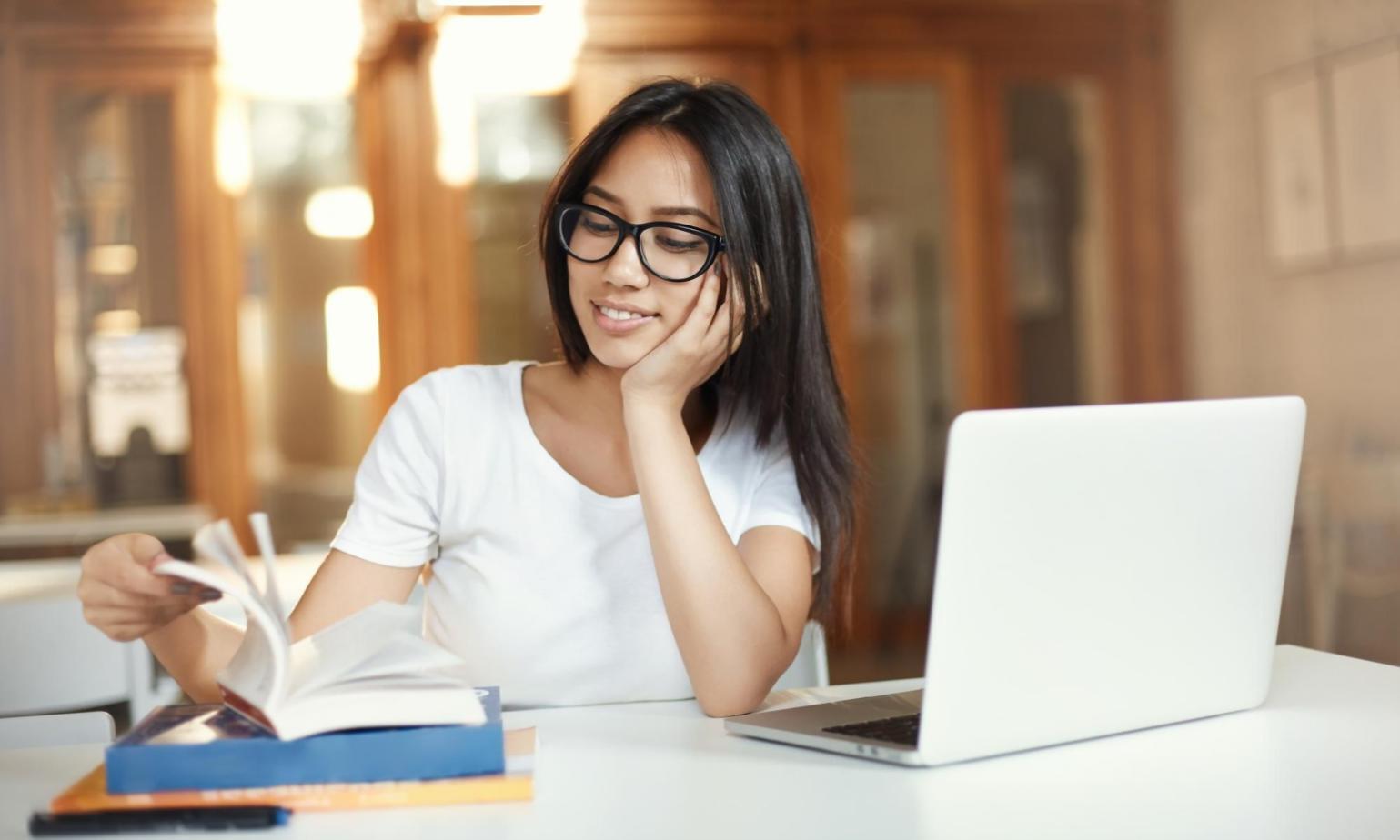 Moderner Arbeitsplatz mit Budget-Planungstools